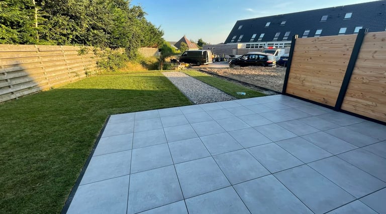 Een tuin waar Betsema Bestrating een strak terras heeft gelegd.