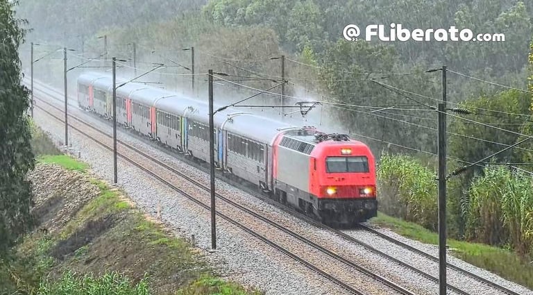 Comboio IC 5600 carruagens corail chuva intensa pantógrafo