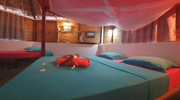 Chambre de bungalow à l’hôtel Ocean Lodge à Sakalava Diego-Suarez Madagascar avec vue sur la terrasse