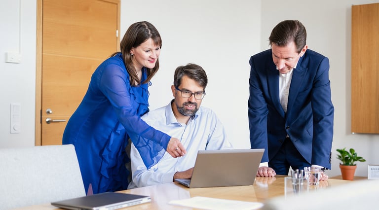 Ammattimainen henkilöstökuva yrityksen tiimistä neuvotteluhuoneessa, kuvannut valokuvaaja Andrey