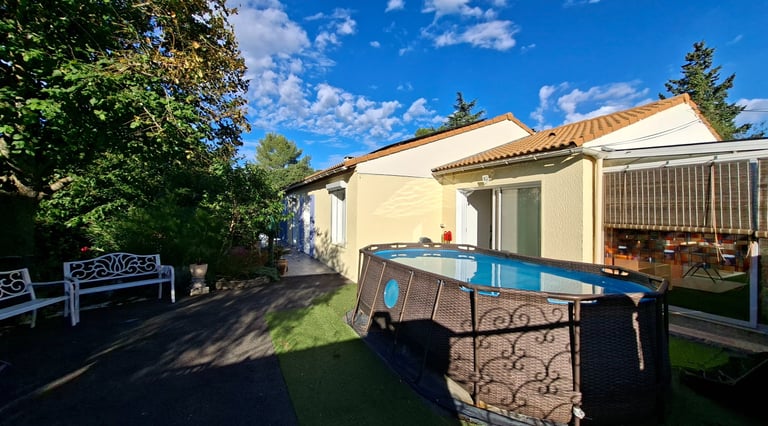 Vue sur la maison et l'espace piscine