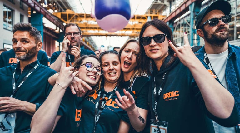 Un groupe de jeune femmes en tshirt bleu marine en concert