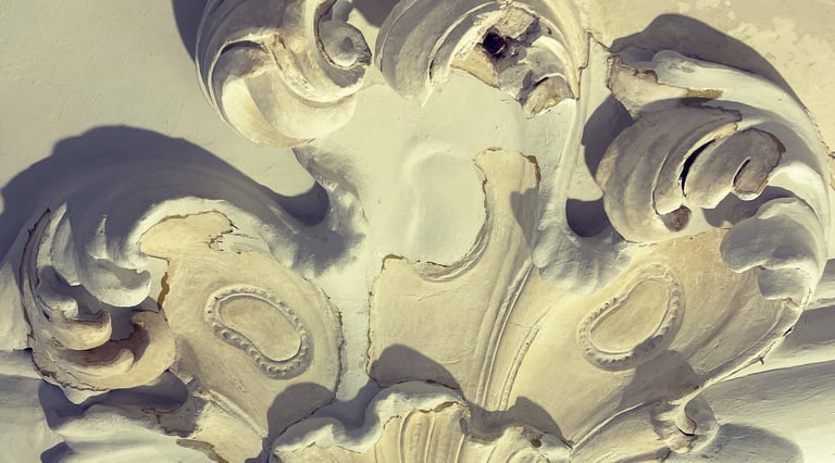 Ornamenten schoonmaken en verf verwijderen.