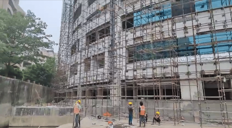 Ststeel framework installation in hospital building.