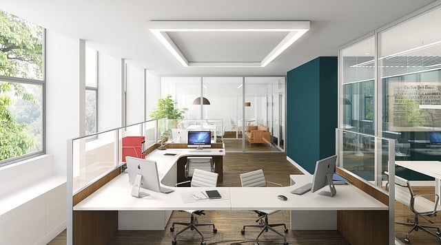 renovation de bureaux tendance avec postes de travail et cloisonnement vitré