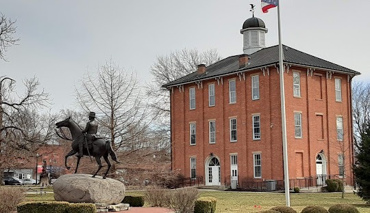 STAUE AND BUILDING IN SMALL TOWN OF SUNBURY OHIO