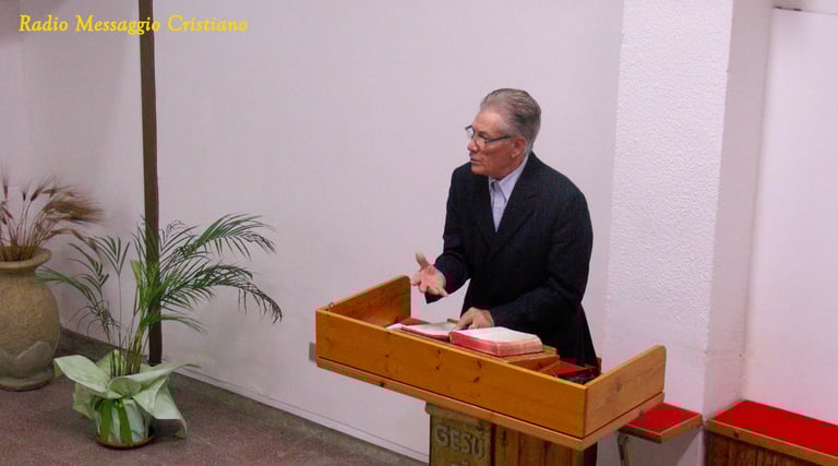 Predicatore sul pulpito in chiesa che predica il messaggio del Signore. Foto scattata in chiesa