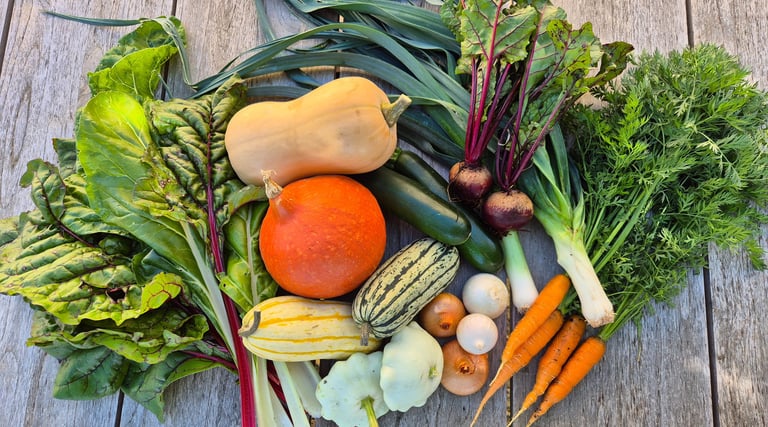 Etalage de produits, légumes frais, miel de la ferme gourmande