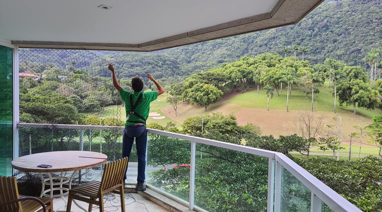 Profissional instalando tela de proteção