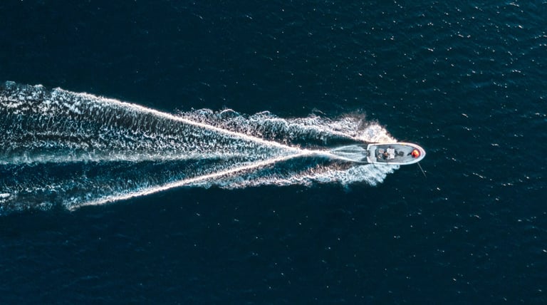 Prise de vue aérienne au Drone d'un bateau en mer