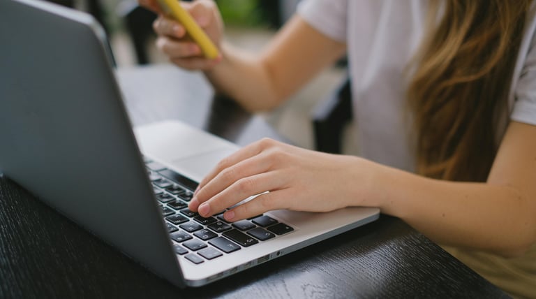 Agente de viajes dando atención personalizada