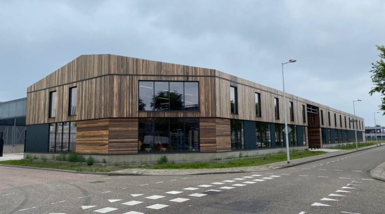 Het hout van mijn handgemaakte Decoratieve borrelplank koop ik bij fijnhout in Amsterdam