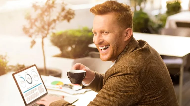 Freelancer celebrando o crescimento da renda ao longo do tempo