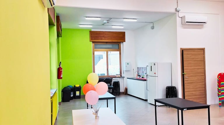 area ristoro con grande frigo e forno per le esigenze della tua festa