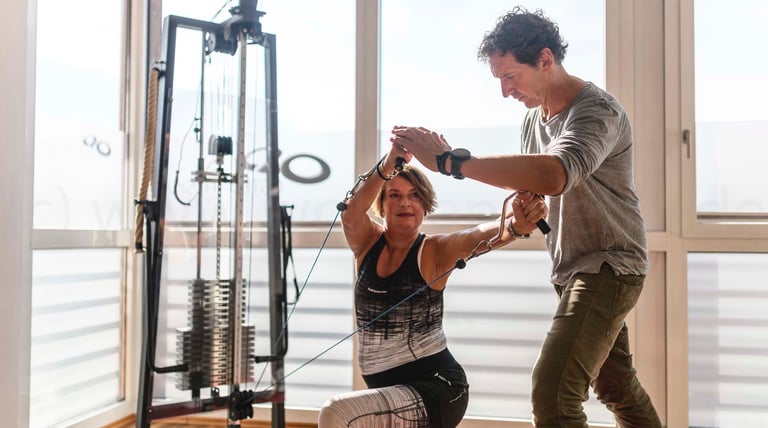 Trainingsraum mit Therapie am Seilzug