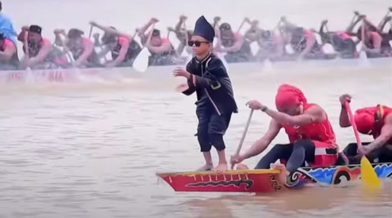 pacu jalur festival, pacu jalur race, history of pacu jalur, pacu jalur riau, traditional boat race 