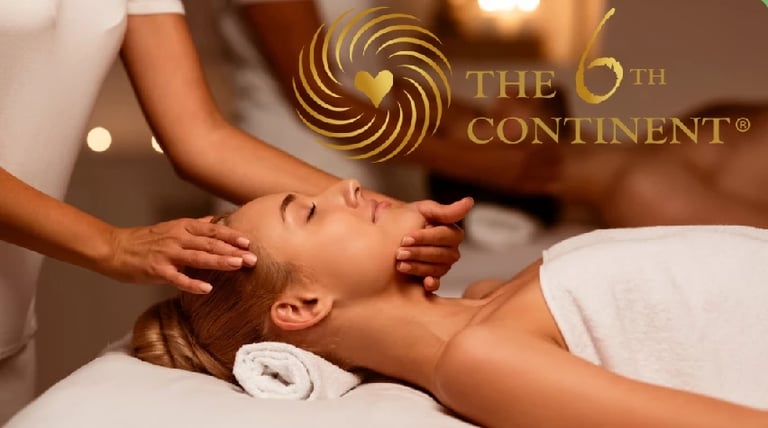 Sesión de masaje facial relajante con el logotipo de The 6th Continent visible.