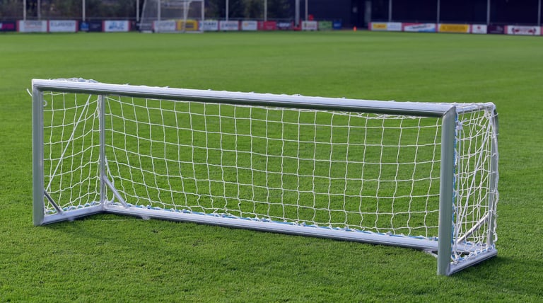 Aluminium trainingsdoelen geplaatst op een voetbalveld
