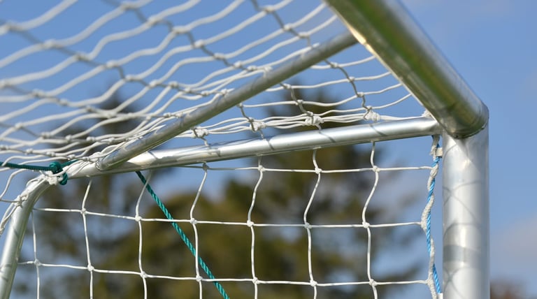 11x11 aluminium wedstrijddoel op een voetbalveld