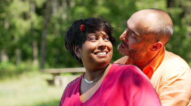 Les mariés se regardent avec amour après le mariage