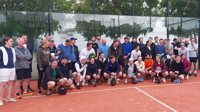 equipo de padel en una pista