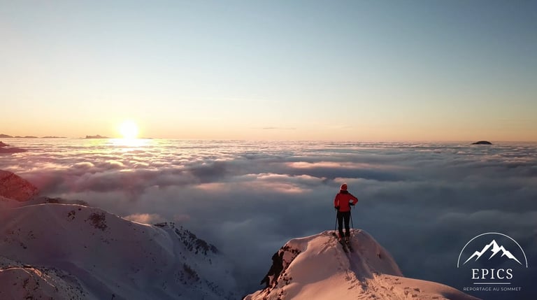 Coucher de soleil sur les skis avec vu sur la mer de nuage au-dessus de Grenoble