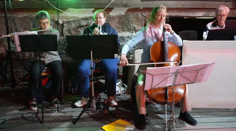 Soitinyhtye: Kaisa-Leena Takkinen, Sirkka Kangaspuoskari, Anna Huusko & Risto Vähäsarja