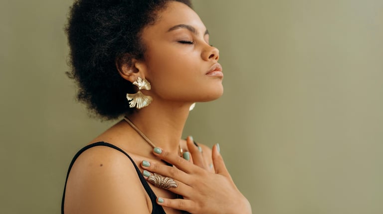 Une femme qui ferme les yeux et prend du temps pour son introspection