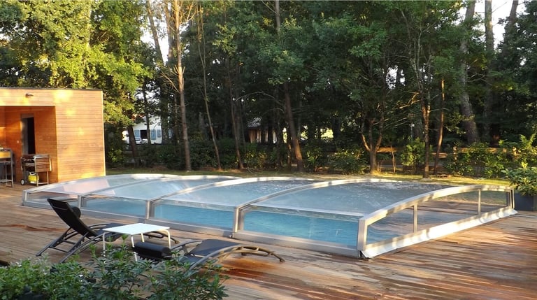 Skyddat poolområde med låsbart pooltak – tryggt för husdjur och barn