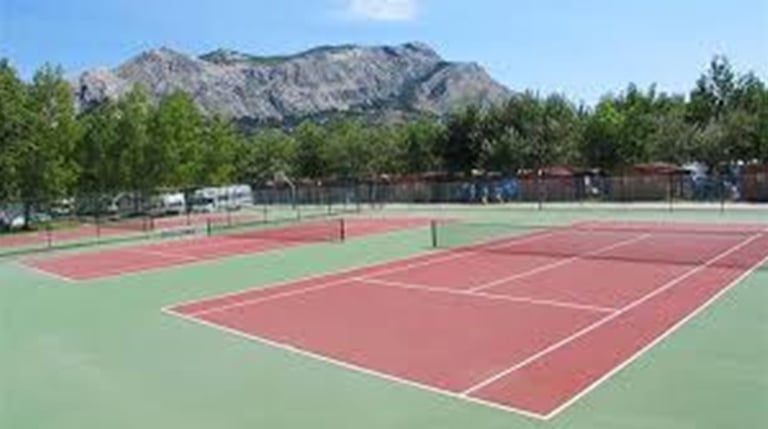 The photo shows tennis courts with a hard surface in Omiš.