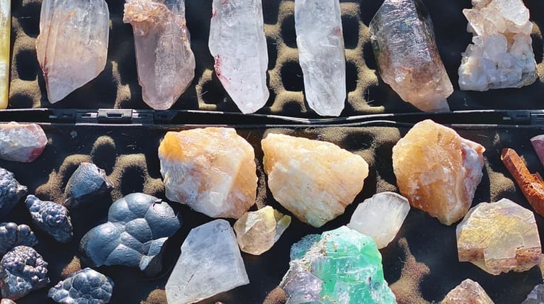 Piedras preciosas naturales de diferentes tamaños