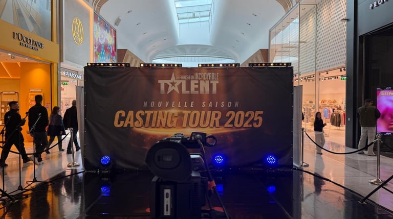 Caméra qui filme la scène du Casting Tour Talent dans un contre commercial