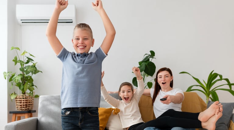 Família feliz desfrutando de um ambiente fresco e confortável, proporcionado pela climatização da A3
