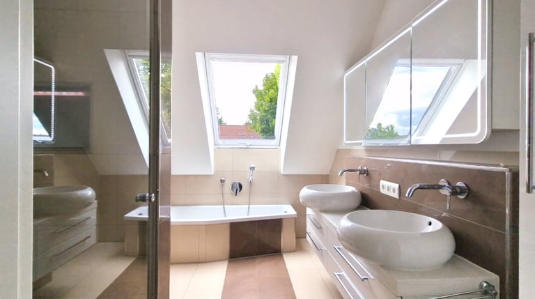 Modernes Tageslichtbad mit begehbarer Dusche, Badewanne und Doppelwaschbecken
