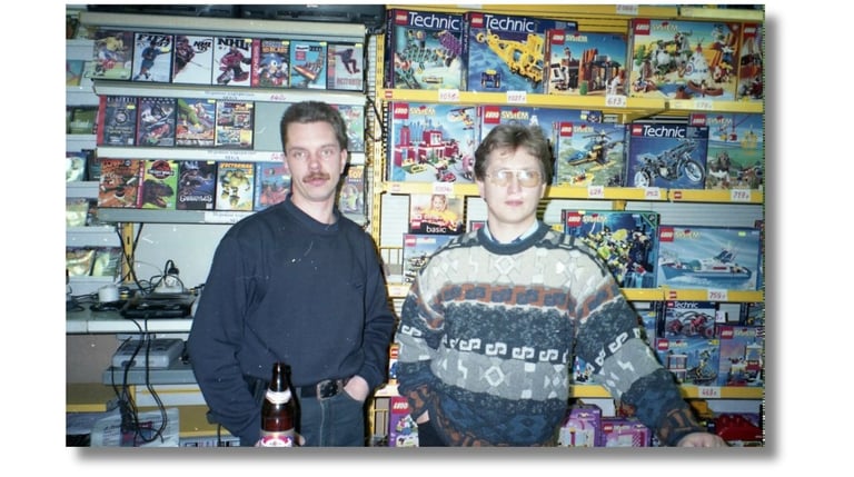 Pavel Povar (dir) e seu amigo e sócio Dmitry (esq) na loja Dendy em 1998