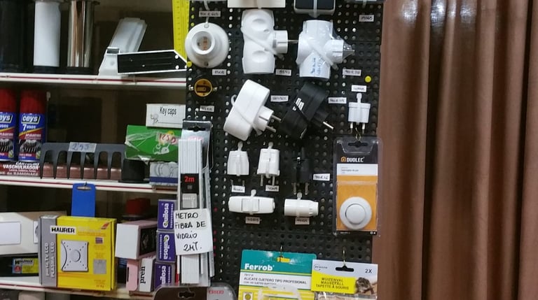 material electrico con clavijas, lubricantes, soporte tv y pegamentos 