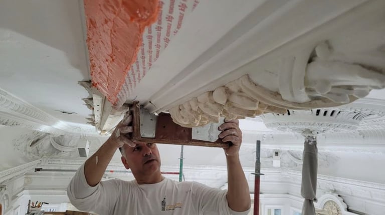 Restauratie ornamenten plafond in Maastricht.