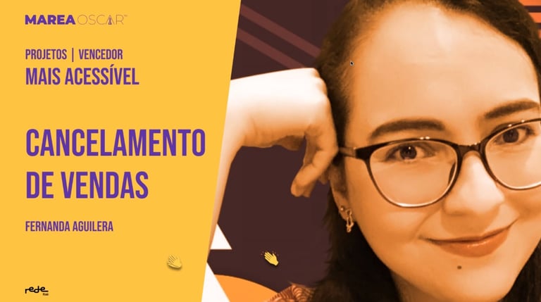 Fernanda A. posa em fundo laranja para o projeto mais acessível do Marea Oscar.