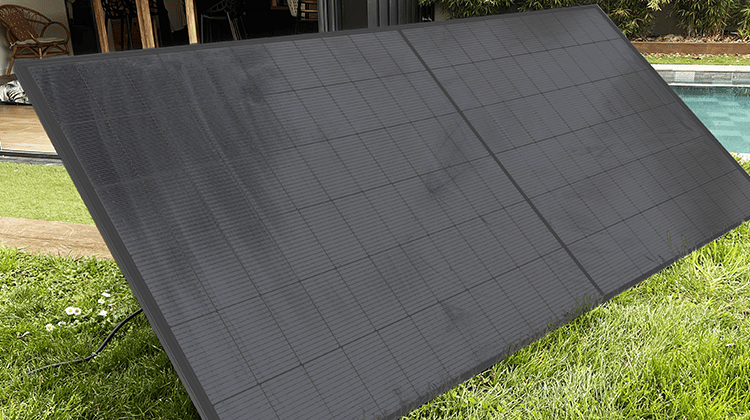 Panneau solaire installé dans un jardin pour auto-consommation