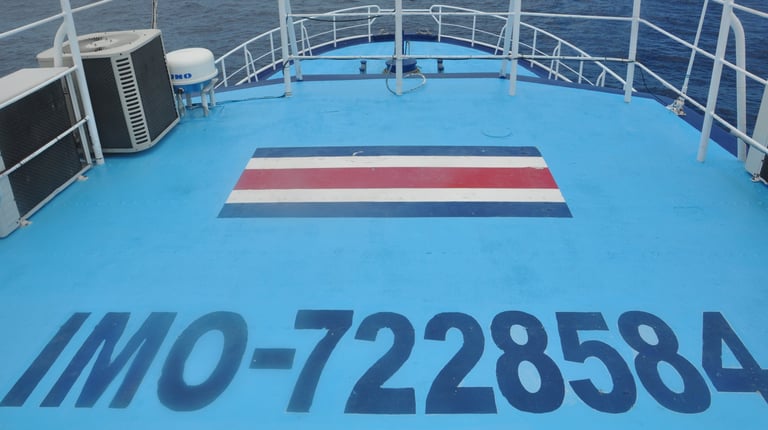 Okeanus aggressor out at sea, punteranus, costa rica