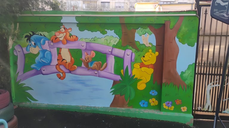 Desen perete exterior Winnie pe pod.