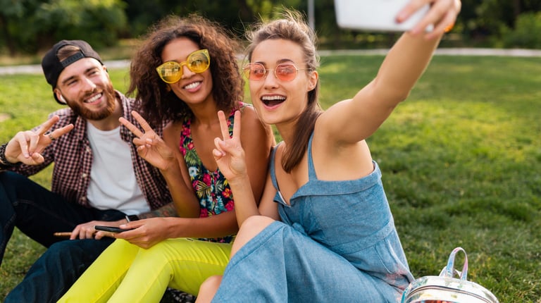 femmes et homme détendus et joyeux  avec le sourire