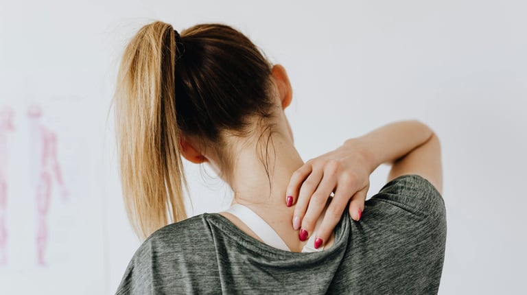 Photo d'une femme qui pose sa main sur l'épaule quand physique et psychique s'emmêlent