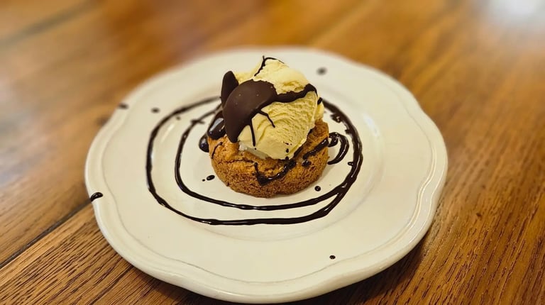 Dessert du repas sablé amandes, boule de glace vanille nappé de chocolat.
