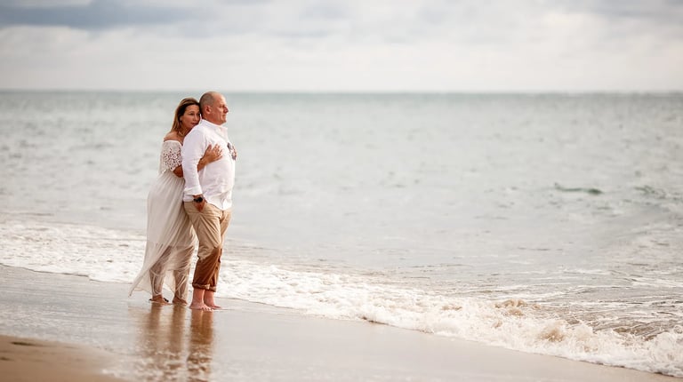 Couple de mariés sur la place au pilat