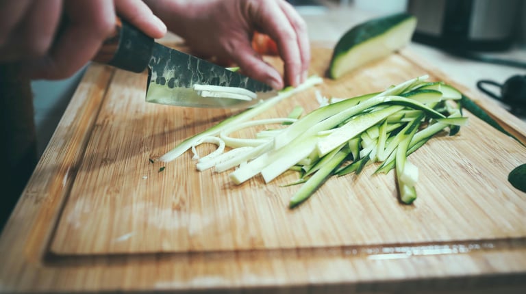 gesunde Ernährung, es wird Gemüse geschnitten