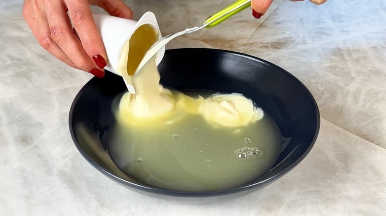 Mescola gli albumi e lo yogurt vegetale