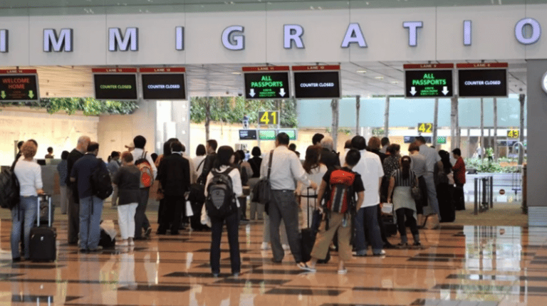 Picture of queues at Immigration 