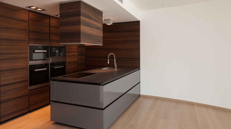 Kitchen with a brown quartz countertop, featuring a cooktop and a sink.