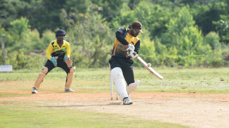 Batedor Jogando Críquete Em Um Dia Ensolarado